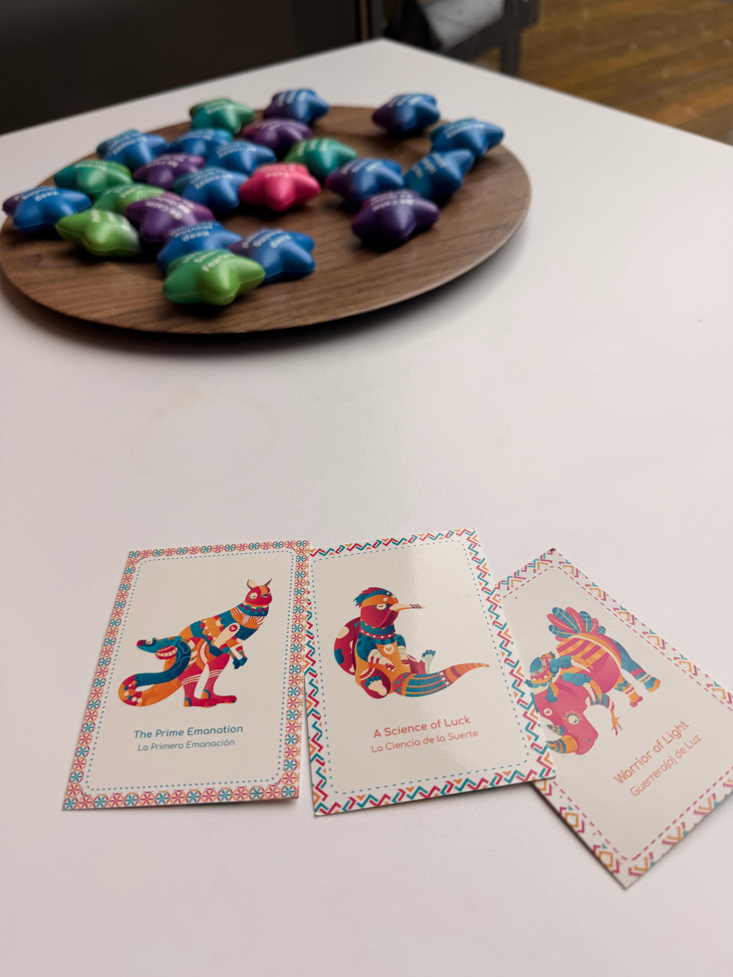 Cartas de Meta Pets y estrellas de colores sobre una mesa