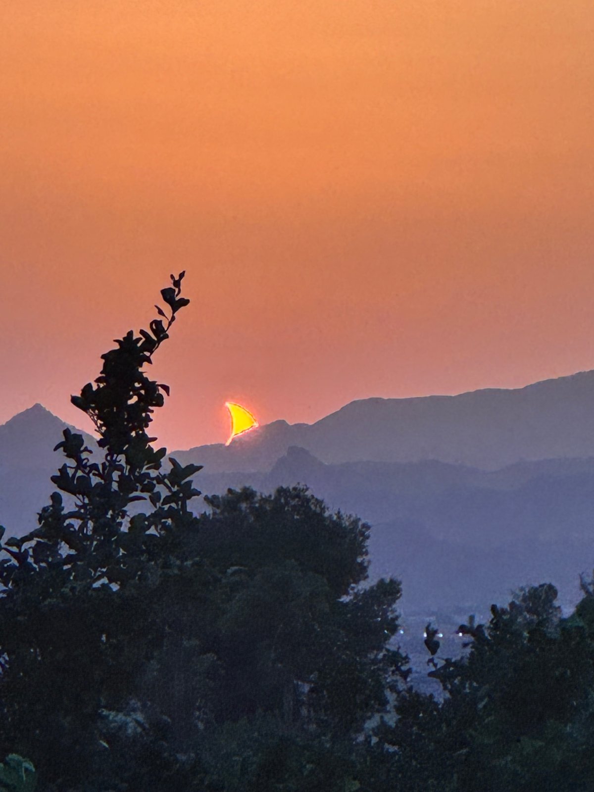 Le soleil s'est couché vêtu de lune