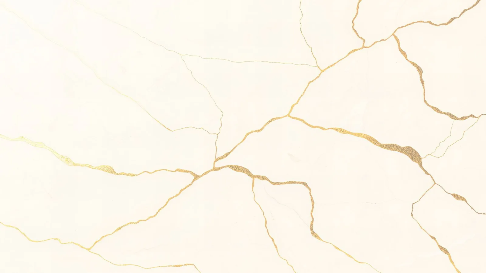 Textura de mármol claro con grietas reparadas en oro