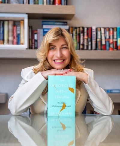 La Dra. Edith Shiro con su libro The Unexpected Gift of Trauma