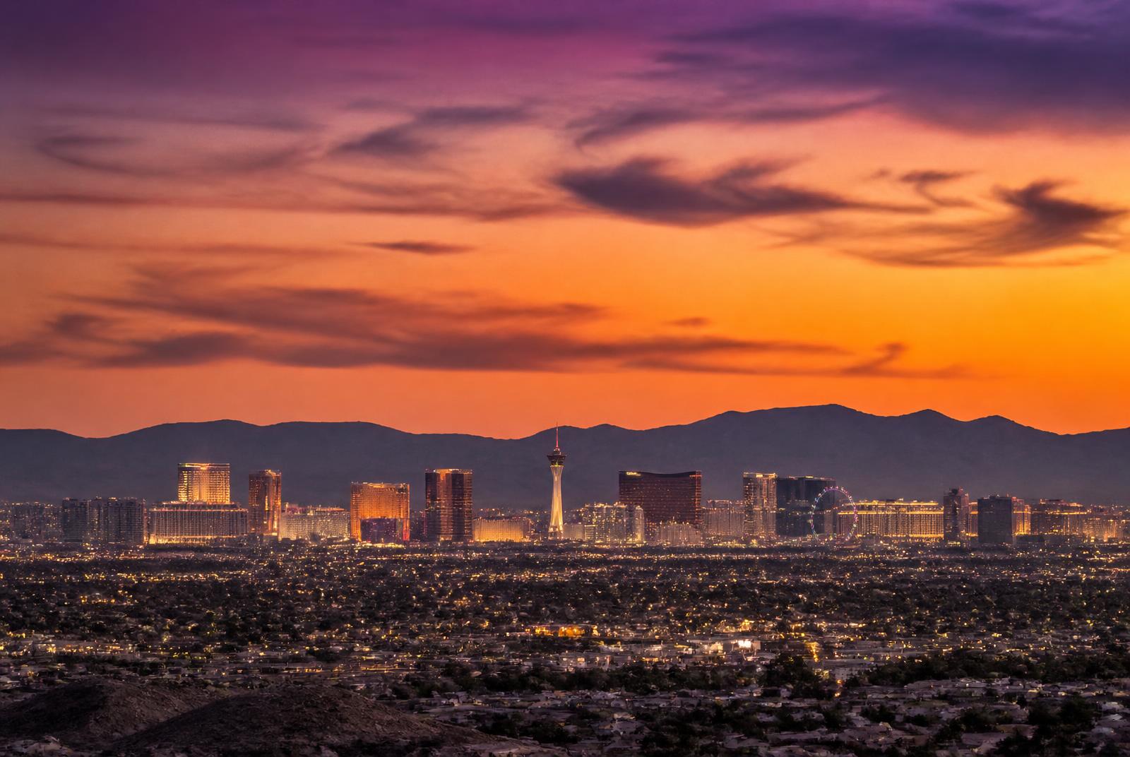 El perfil urbano de Las Vegas al atardecer con las montañas del desierto detrás.