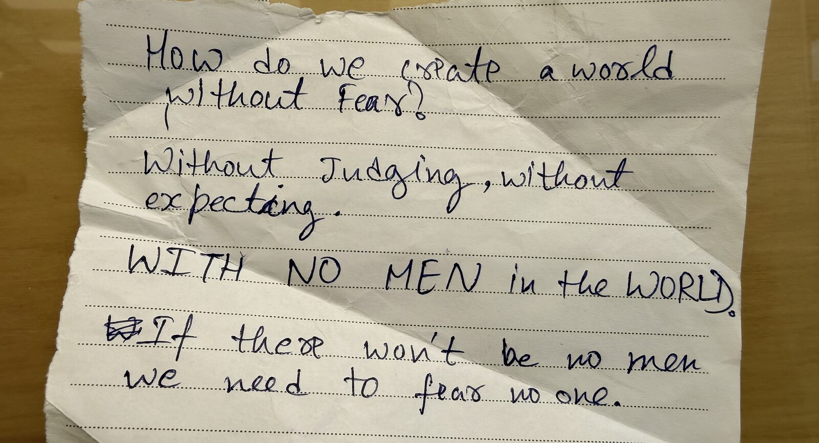 La respuesta, escrita en una página arrancada del cuaderno de una estudiante. Universidad Shoolini, 2026.