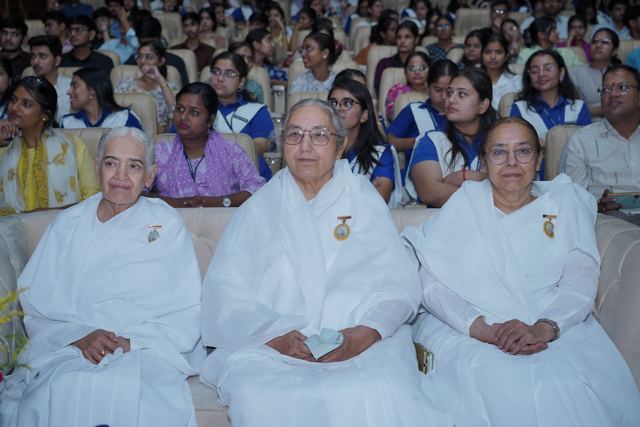 前排就座的 Brahma Kumaris 修女们
