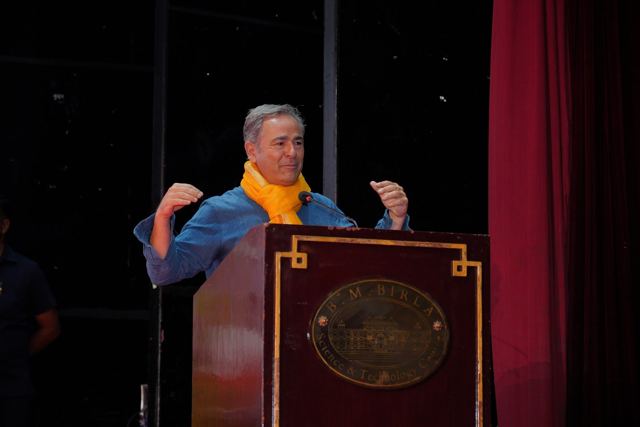 Luis Miguel Gallardo 向全场观众发表演讲