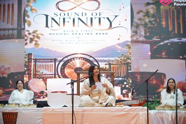 第二天活动由 Dr. Anju S. Sharma 带领的 “Sound of Infinity” 音疗浴开启