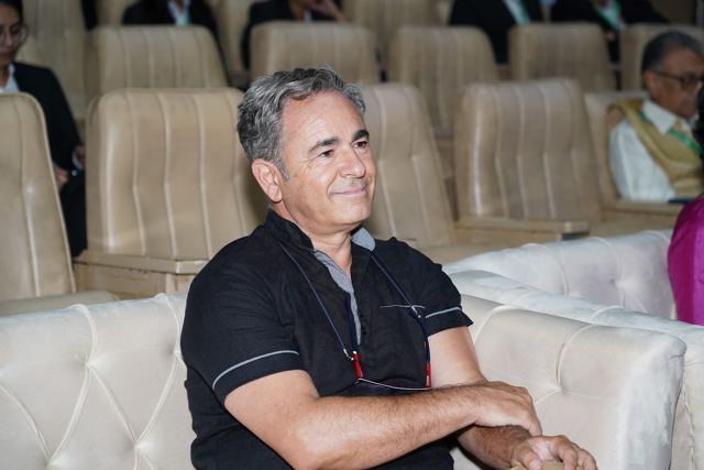 Luis Miguel Gallardo 在前排聆听