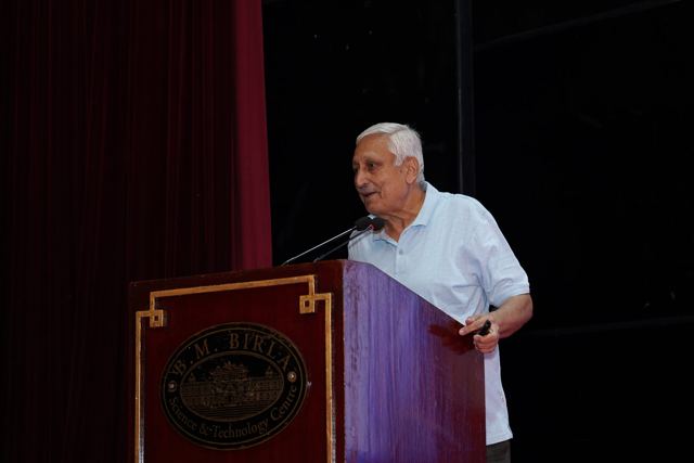 Arun Bagaria 向全场发表讲话