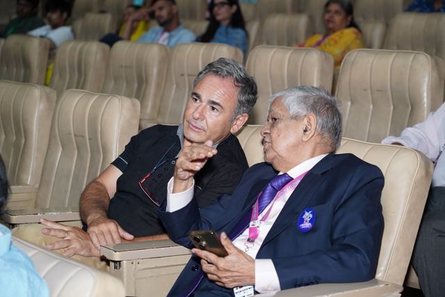 Luis Miguel Gallardo 与 K. Vikram Rastogi 交谈中