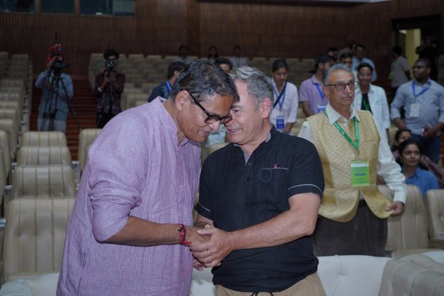 Luis Miguel Gallardo 向 Mayor Sunil Kothari 致意
