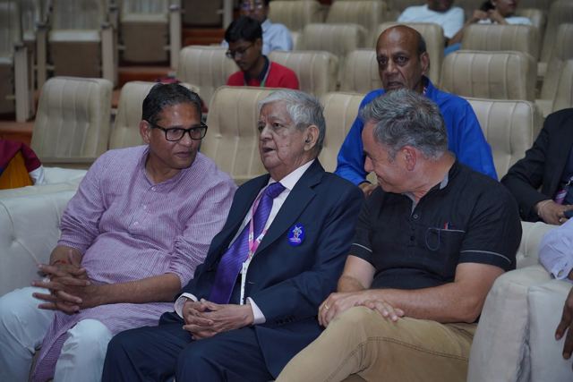 前排：市长、K. Vikram Rastogi 和 Luis Miguel Gallardo