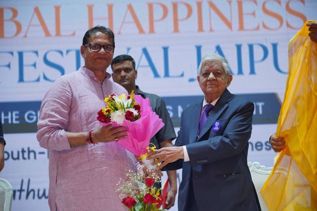 Vikram Rastogi 向市长献花表示欢迎