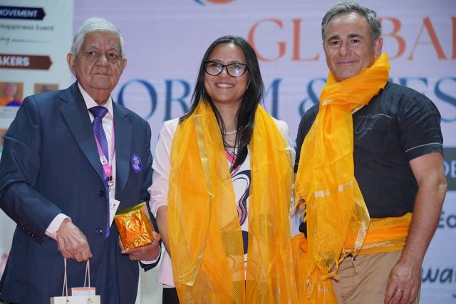 K. Vikram Rastogi 和 Luis Miguel Gallardo 与一位获奖者合影